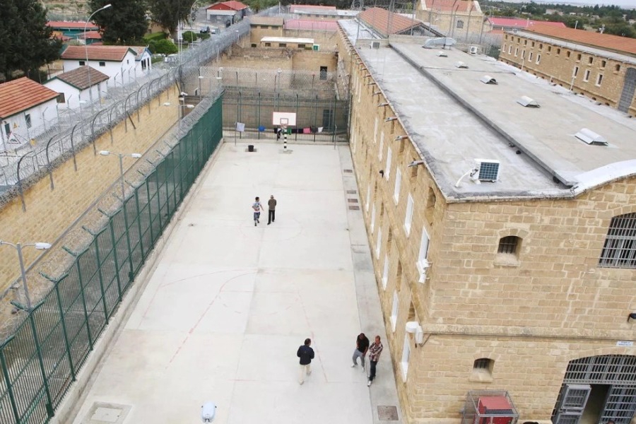 Φρίκη στις φυλακές της Κύπρου: Κατάδικοι βίαζαν συγκρατούμενό τους και έβγαζαν βίντεο - Το βίντεο δείχνει τον κατάδικο να είναι γονατισμένος πάνω σε κουβέρτα στο πάτωμα κελιού, με έναν εκ των συγκρατουμένων του που κατονομάστηκε ως βιαστή