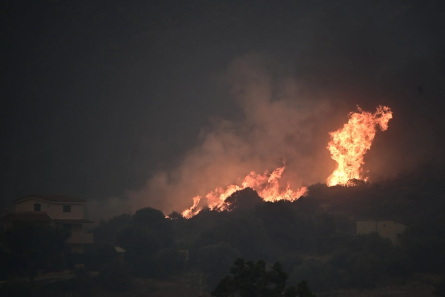 Ένας νεκρός, καμένα σπίτια και ανυπολόγιστες καταστροφές από τη φωτιά στην Κερατέα
