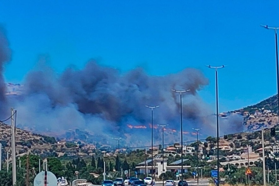 Ανεξέλεγκτη η φωτιά στην Κερατέα: Καίγονται σπίτια, εκκενώθηκαν έξι οικισμοί ‑ Μάχη με τις φλόγες δίνει η Πυροσβεστική