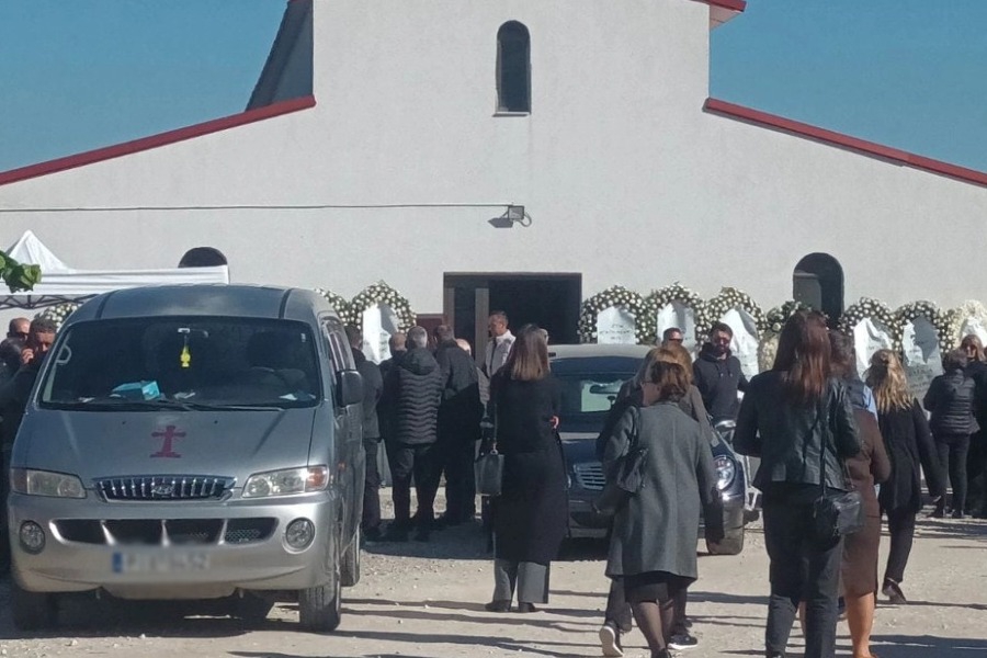 «Δεν μου άρεσε η στάση του σώματός της και μπήκα να δω αν είναι καλά»: Σε βαρύ κλίμα η κηδεία της 49χρονης αρτοποιού - Η γυναίκα έχασε την ζωή της όταν καθάριζε το ζυμωτήριο στο φούρνο που διατηρεί και το φουλάρι που φορούσε, πιάστηκε στο μηχάνημα