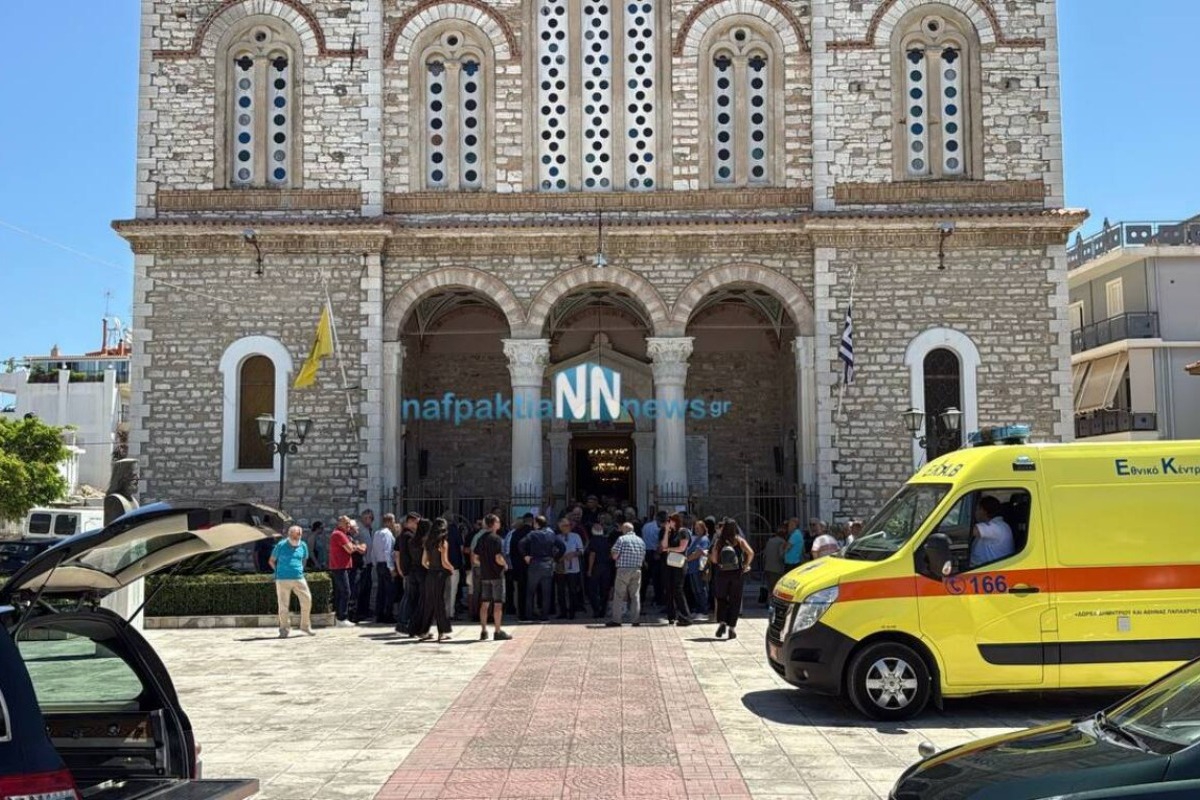 Μεσολόγγι: Τελευταίο «αντίο» στην Αθηνά Παπαχρήστου ‑ Ήχησε η σειρήνα του ασθενοφόρου που δώρισε στο ΕΚΑΒ