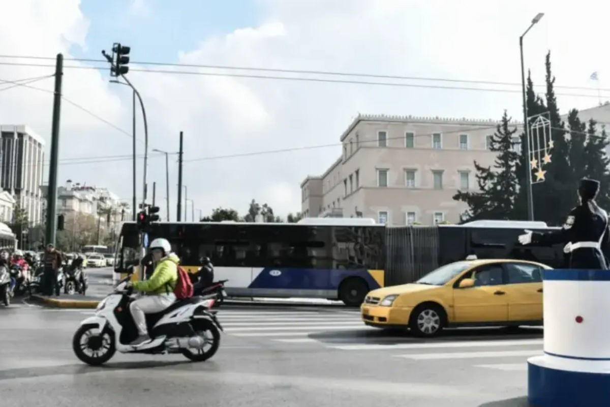 Καραμπόλα 4 αυτοκινήτων στη Βασιλίσσης Αμαλίας, μεγάλες καθυστερήσεις στην περιοχή