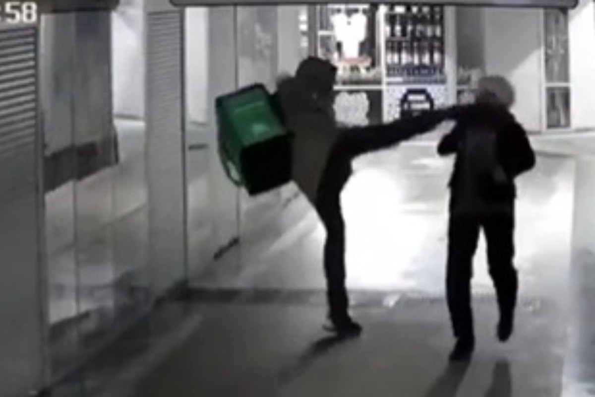 Βίντεο‑σοκ από τη Ρωσία με ντελιβερά να κλωτσάει εν ψυχρώ στο κεφάλι ηλικιωμένη