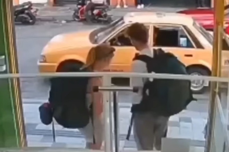 Κολομβία: Νεαρή τουρίστρια αφοπλίζει ένοπλο ληστή όσο ο φίλος της... κάνει το κορόιδο