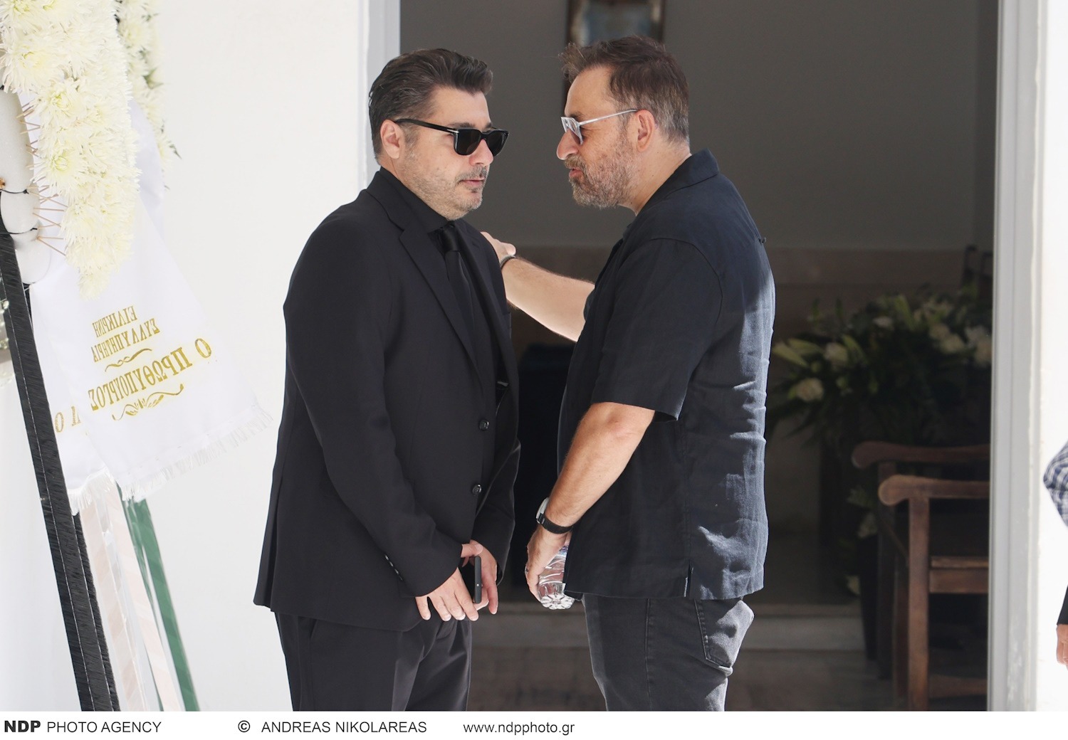 Δημήτρης Κωνσταντάρας – Κηδεία: Πλήθος κόσμου για το τελευταίο αντίο στο Α’ Νεκροταφείο Αθηνών