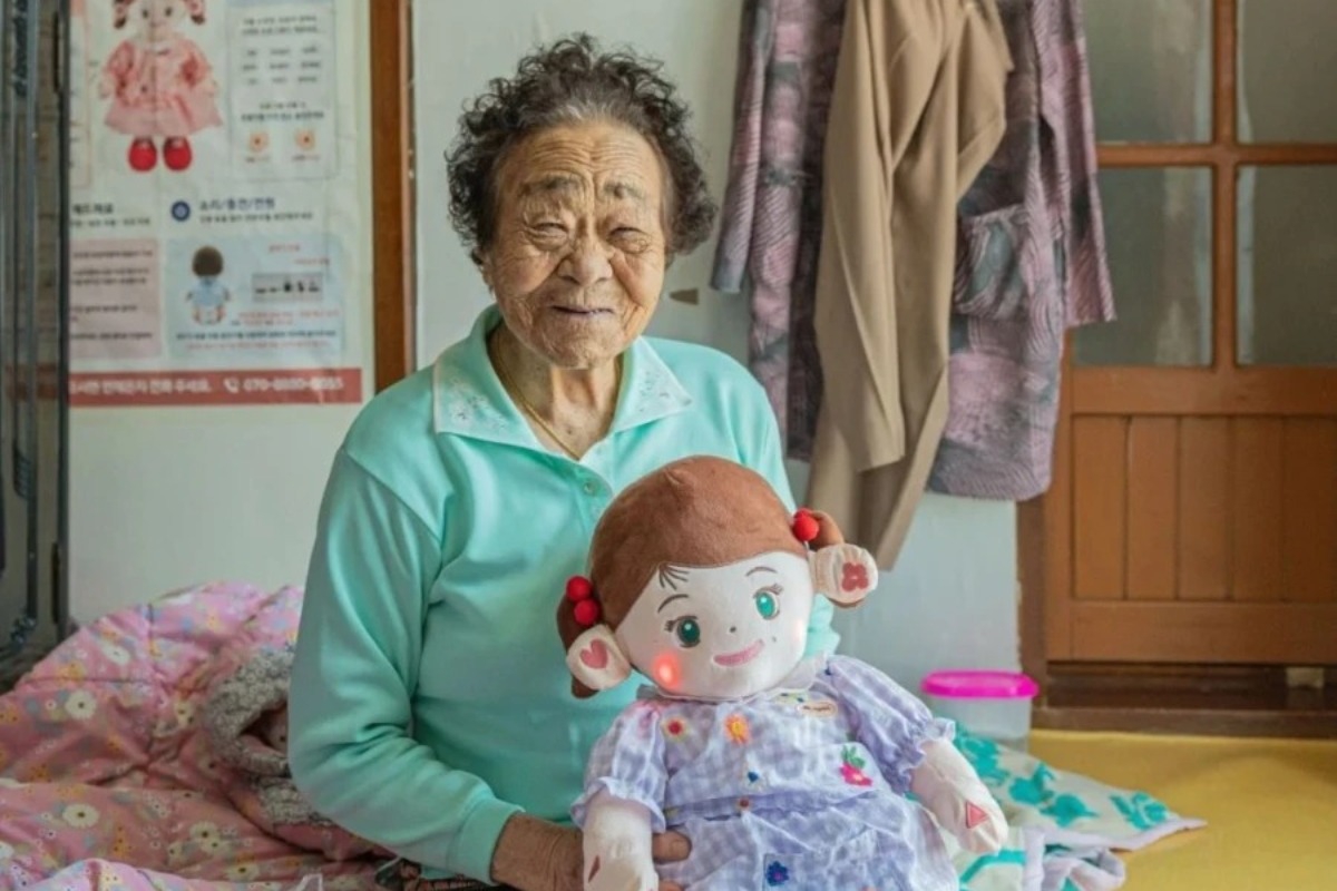 Οι ηλικιωμένοι στη Νότια Κορέα ξορκίζουν τη μοναξιά με «εγγόνια» ρομπότ - «Σε περίμενα όλη μέρα» - Κάθε μέρα, περίπου 10 ηλικιωμένοι ενήλικες στη Νότια Κορέα αυτοκτονούν. Στην Ασία έχουν την τιμητική τους τα ρομπότ φροντίδας ηλικιωμένων, μία αγορά π