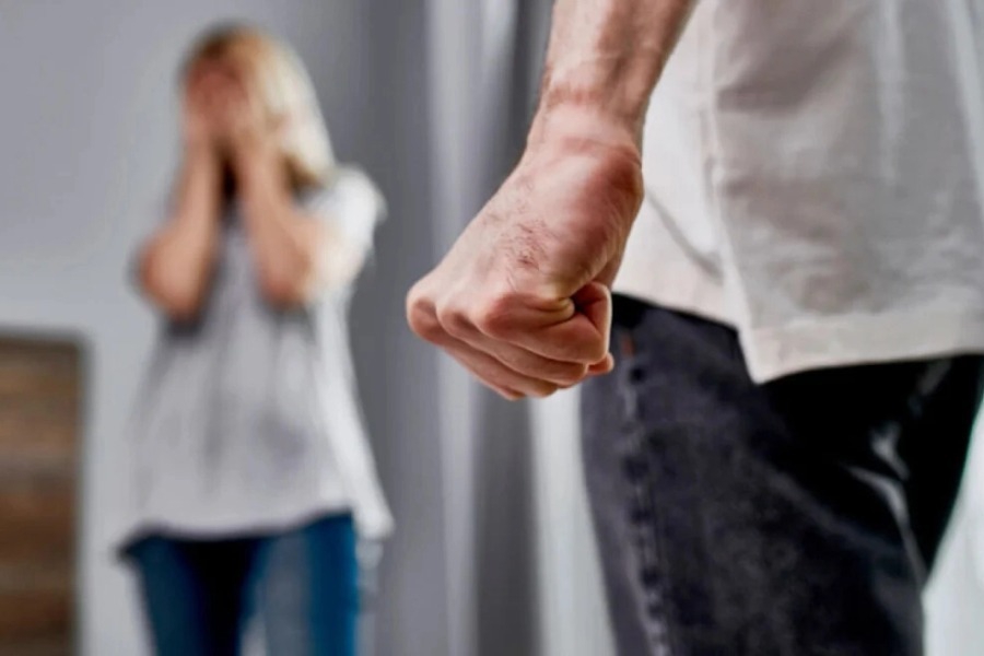 Δίωξη για απόπειρα ανθρωποκτονίας στον 50χρονο που ξυλοκόπησε την σύντροφό του στο Κορωπί - Κατηγορείται και για σωματική βλάβη σε βάρος ανήλικου, καθώς χτύπησε ένα από τα παιδιά του