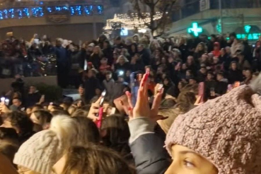 Πανικός από πυροτεχνήματα σε χριστουγεννιάτικη γιορτή στην Κοζάνη – Έτρεχαν να σωθούν