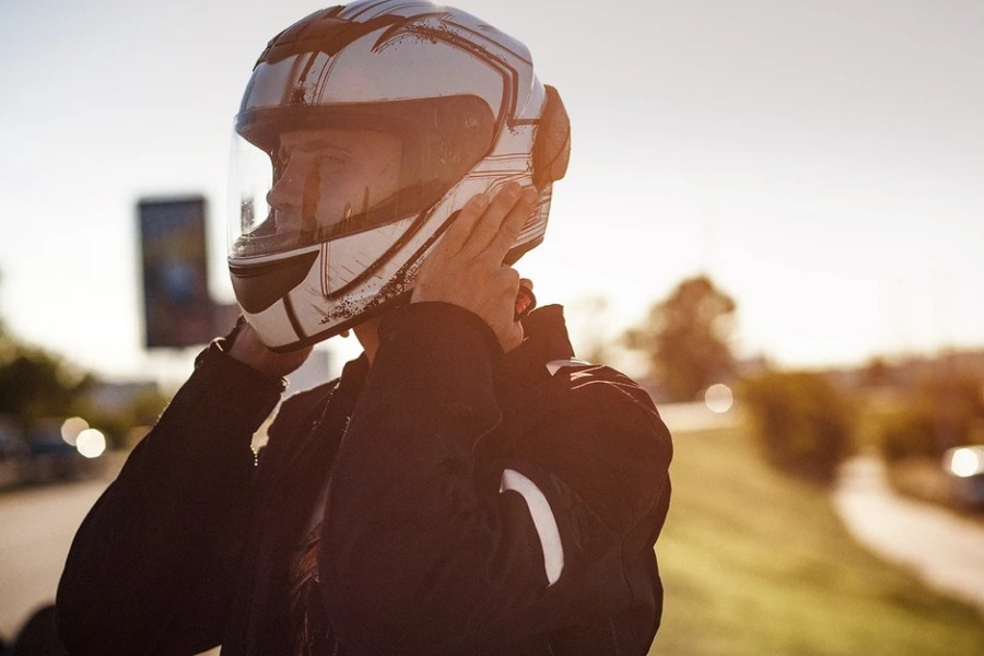 Δεν θα παίρνει μπρος το αυτοκίνητο χωρίς αλκοτέστ και δεν θα ξεκινά η μηχανή αν δεν φορά ο οδηγός κράνος