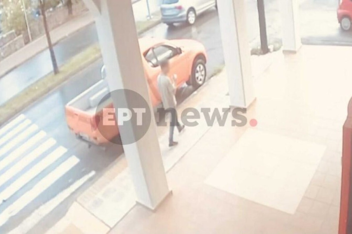 Φοινικούντα: Βίντεο δείχνει τον 22χρονο έξω από τα ΚΤΕΛ Καλαμάτας μετά το φονικό - Είχε υποστηρίξει ότι διέφυγε κολυμπώντας - Στην κατάθεσή του είχε πει πως διέφυγε κολυμπώντας μέχρι την Καλαμάτα, αφήνοντας όμως αδιευκρίνιστες πολλές πτυχές της διαφυγής του