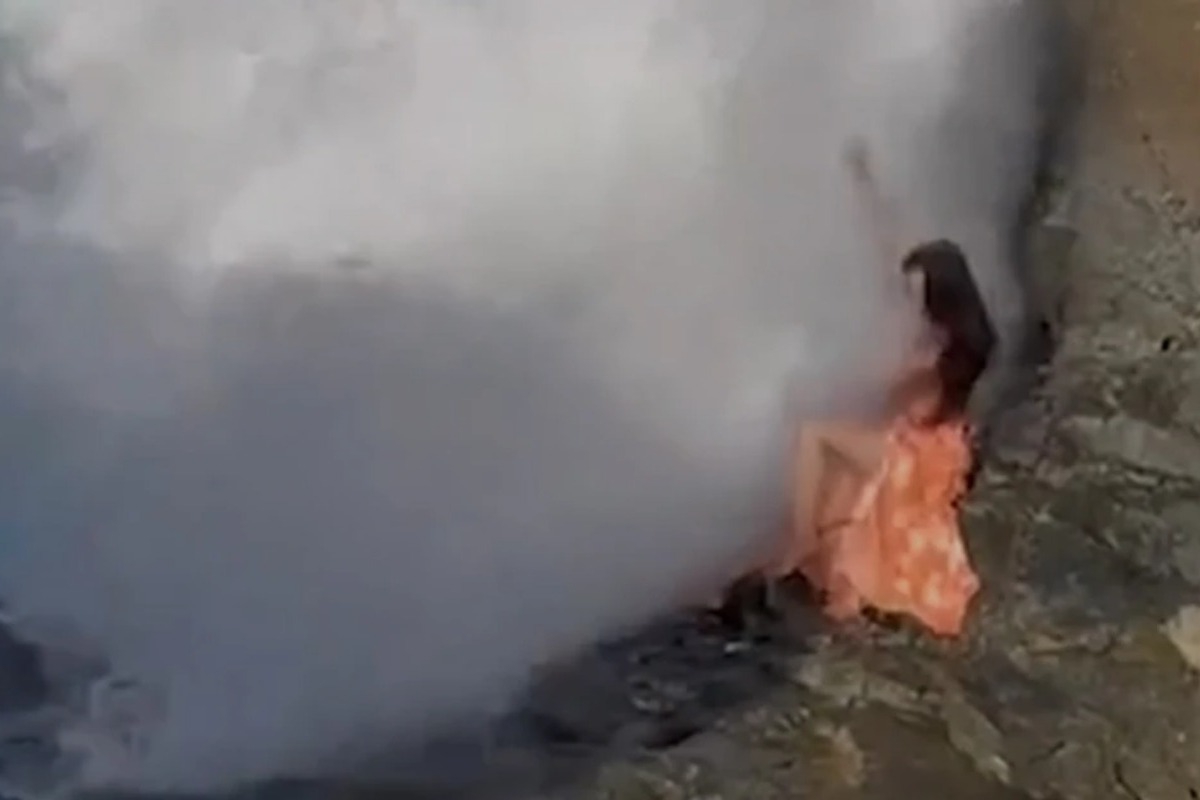 Τουρίστρια παρασύρεται από μανιασμένο κύμα την ώρα που ποζάρει για φωτογραφία - Πώς γλίτωσε