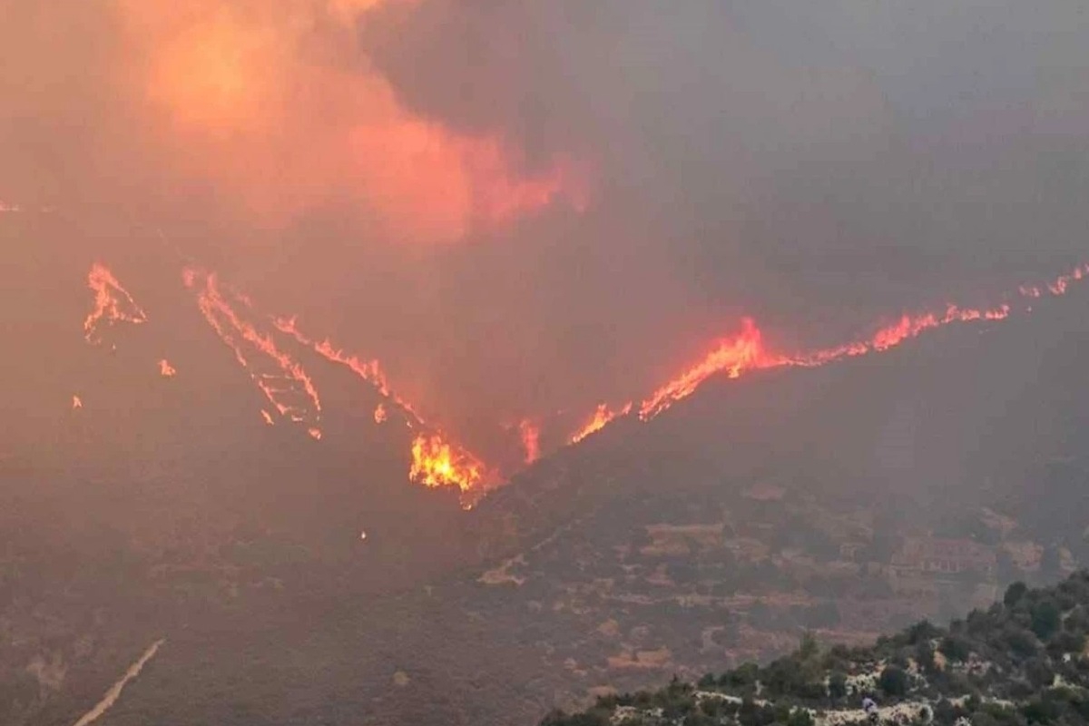 Μεγάλη φωτιά στην Κύπρο – Κάηκαν σπίτια, εκκενώθηκαν οικισμοί και κατασκηνώσεις - Ένα άτομο υπέστη εγκαύματα σε μεγάλη επιφάνεια του σώματος του