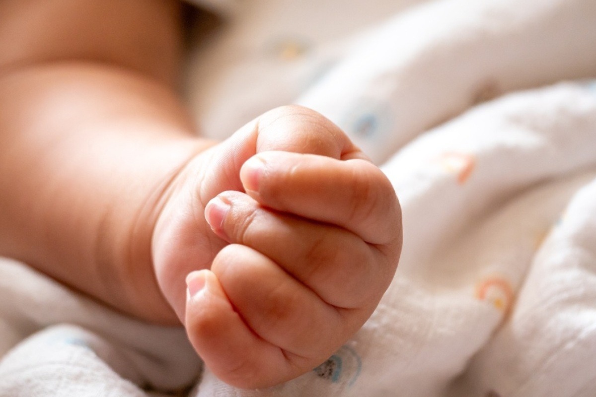 Καλά τα νέα για το βρέφος που κάηκε από λάδι ‑ «Σήμερα βλέπουμε ξανά το χαμόγελο του», λένε οι γονείς