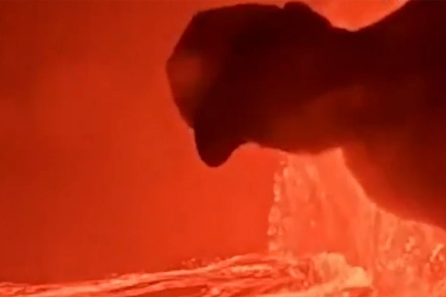 Ανδρες βρέθηκαν δίπλα στη λάβα και πόζαραν σε κάμερα που έχουν εγκαταστήσει επιστήμονες μέσα σε ηφαίστειο στη Χαβάη - Δείτε το βίντεο