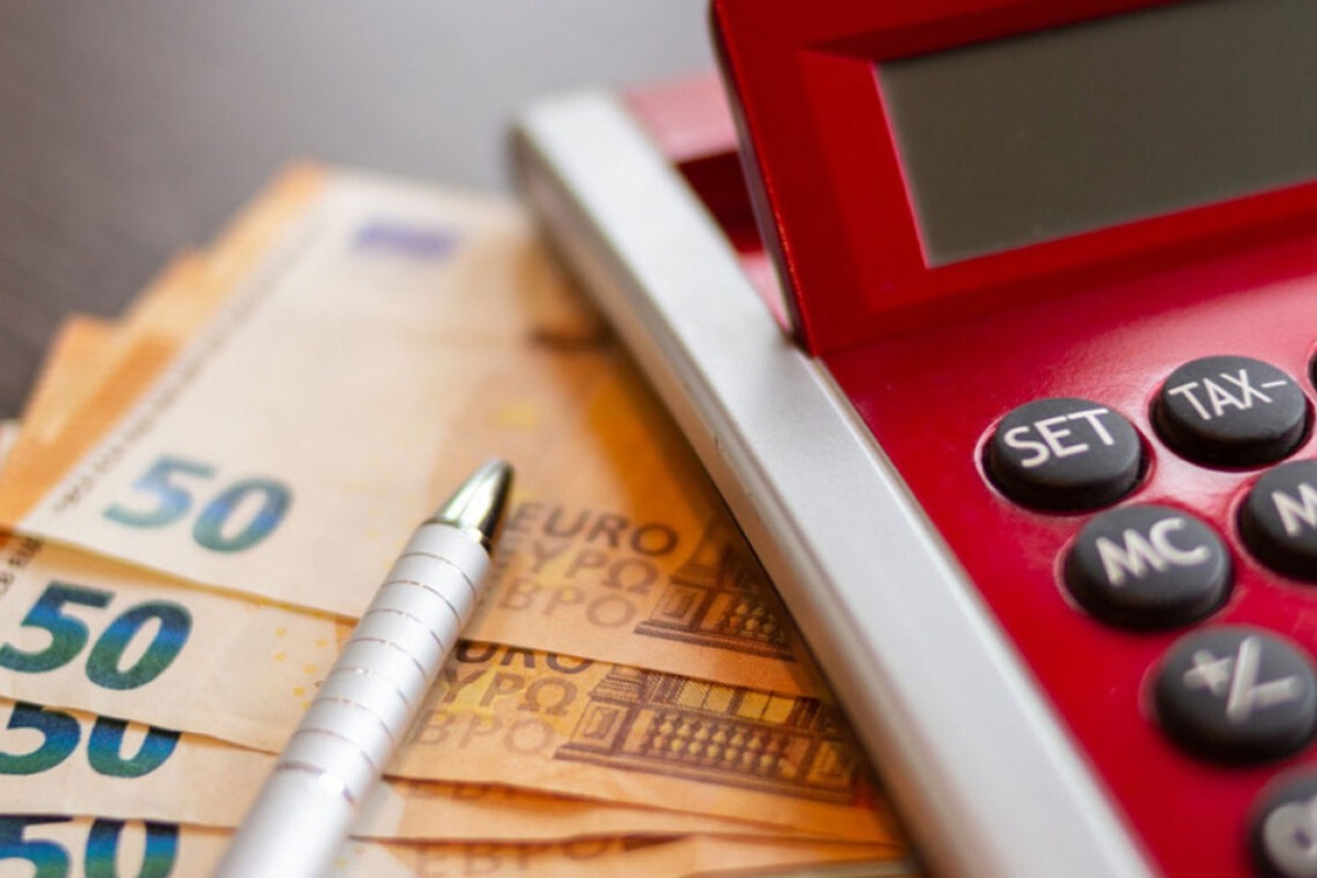 Δώρο Χριστουγέννων: Νωρίτερα φέτος η καταβολή του, τι πρέπει να γνωρίζουν εργοδότες και εργαζόμενοι