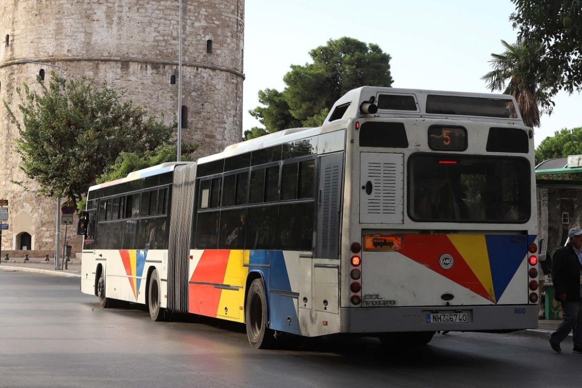 Προκλητικός οδηγός στη Θεσσαλονίκη: Έκλεινε τον δρόμο σε λεωφορείο του ΟΑΣΘ - Έσπρωξε τους αστυνομικούς για να μην τον συλλάβουν
