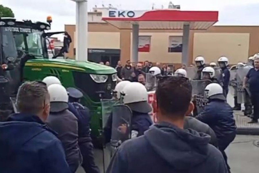 Λιβαδειά: Ένταση με αγρότες – Έσπασαν τον αστυνομικό κλοιό, «περικύκλωσαν» τον Κώστα Τσιάρα