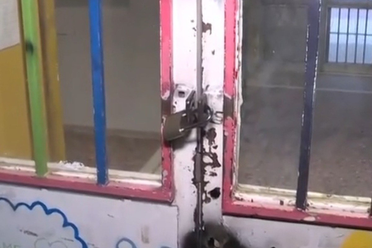 Κυψέλη: Μαθητές κλείδωσαν μέσα στο κτίριο τους διευθυντές του σχολείου που έγινε το περιστατικό με την 16χρονη - Οι διευθυντές αντιλήφθηκαν ότι οι πόρτες ήταν κλειδωμένες απ’ έξω και κάλεσαν την αστυνομία, προκειμένου να ανοίξει την πόρτα και να αποκατασταθεί η ο