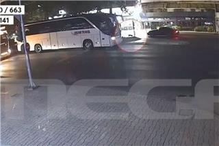 Σοκαριστικό βίντεο ντοκουμέντο: Τα οχήματα περνούσαν και δεν σταματούσε κανείς για τη 17χρονη
