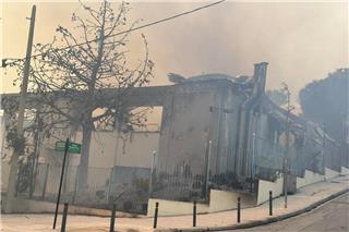 Δραματική η κατάσταση στην Πεντέλη ‑ Καήκε και το γήπεδο μπάσκετ