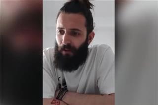 Επέζησε στα Τέμπη, προσήχθη από αστυνομικούς στην πορεία ‑ «Τα ρούχα πότισαν δικτατορία»