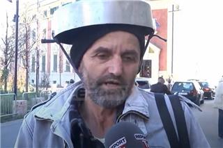 Ποιος είναι ο διαδηλωτής που έριξε αβγά στον Μπελέρη: Πήγαινε σε διαμαρτυρίες με ταψιά στο κεφάλι