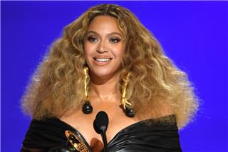 Η Beyonce ντύθηκε Pamela Anderson στο Baywatch