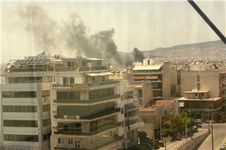 Φωτιά σε κτίριο στο Μοσχάτο ‑ Μήνυμα από το 112: «Κλείστε πόρτες και παράθυρα»