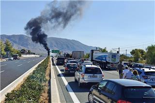 Φωτιά στην Αθηνών‑Κορίνθου μετά από ανατροπή βυτιοφόρου