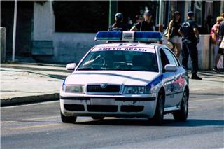 Παλαιό Φάληρο: «Ποιος είναι ο Γιώργος;» – Κουκουλοφόροι επιτέθηκαν με ρόπαλα σε μαθητές σε σχολείο