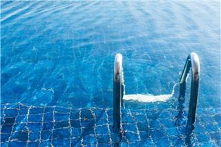 Θρήνος και οργή για τον πνιγμό της 8χρονης στην πισίνα κατασκήνωσης στη Χαλκιδική – Απαντήσεις ζητά η οικογένεια του κοριτσιού