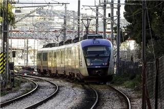 Αυλίδα: Συρμός προαστιακού συγκρούστηκε με φορτηγό