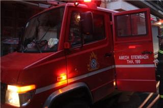 Φωτιά σε διαμέρισμα στην οδό Φυλής: Ένας άντρας χωρίς τις αισθήσεις του