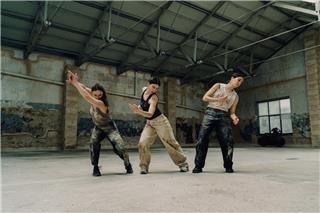 Sonic Dances: Ένα έργο για την ηχώ, την αντήχηση και τη δόνηση