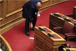 Φέιγ βολάν στην αίθουσα της Ολομέλειας κατά την ομιλία Μητσοτάκη – «Συμβαίνουν αυτά» η αντίδραση του πρωθυπουργού