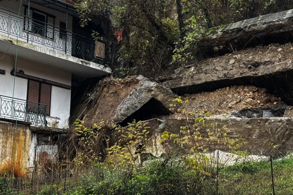 Σπίτια στα Τζουμέρκα στέκονται στον αέρα μετά από κατολίσθηση ‑ Προσπάθειες να ανακοπούν χείμαρροι