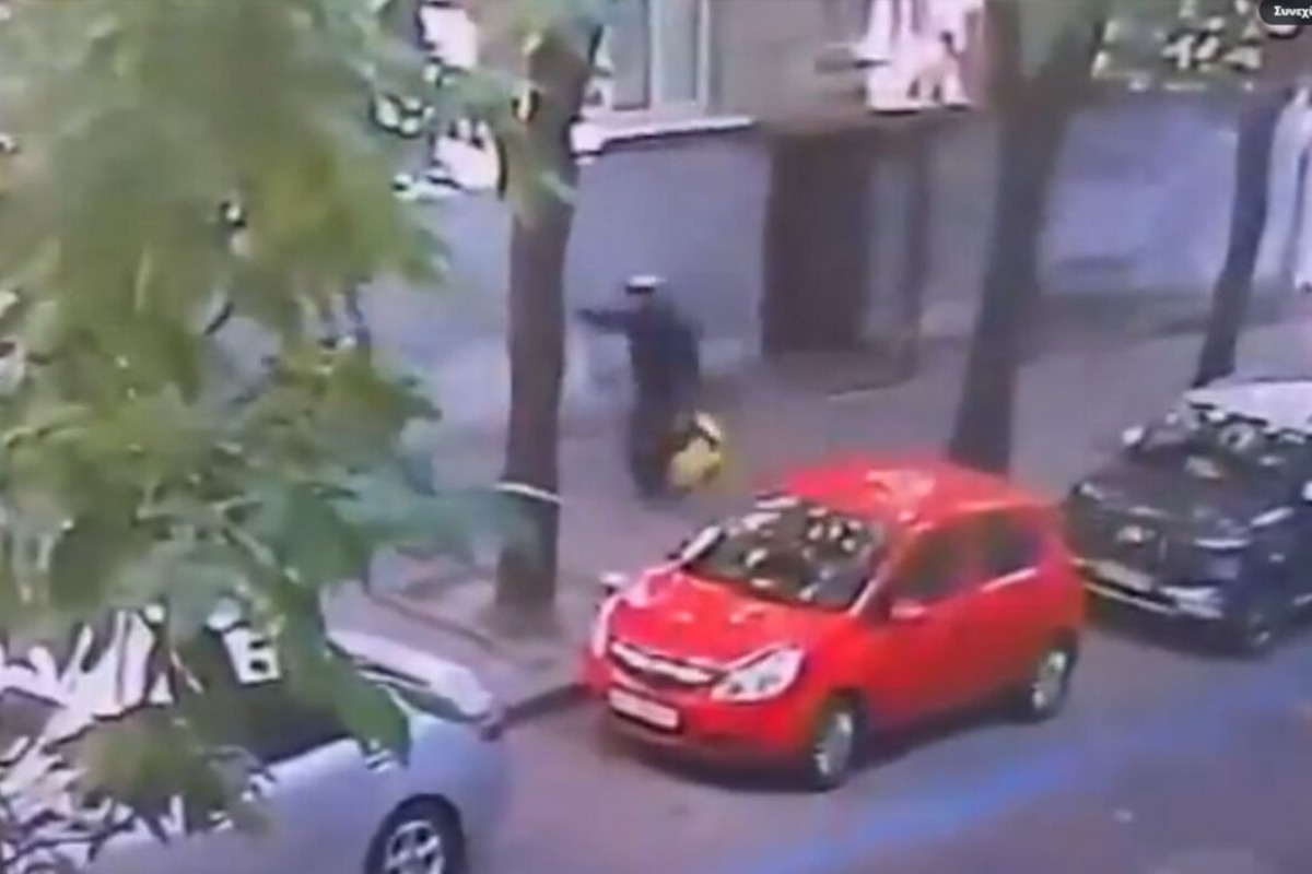 Η στιγμή της δολοφονίας του πρώην προέδρου του ουκρανικού κοινοβουλίου από δήθεν ντελιβερά - Ο φερόμενος ως ντελιβεράς πυροβόλησε οκτώ φορές τον Ουκρανό βουλευτή Αντρίι Παρούμπι