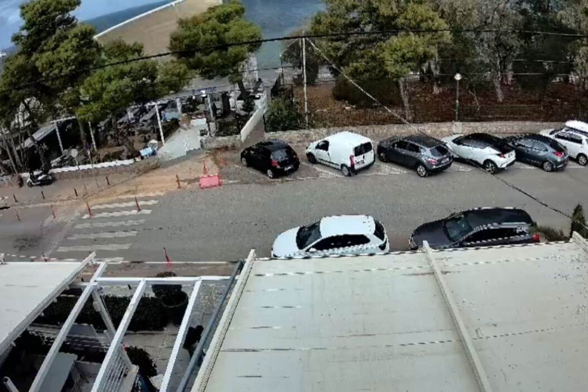 Η στιγμή που ο άνεμος ξηλώνει σκέπαστρο εστιατορίου στο Καβούρι ‑ Δείτε βίντεο