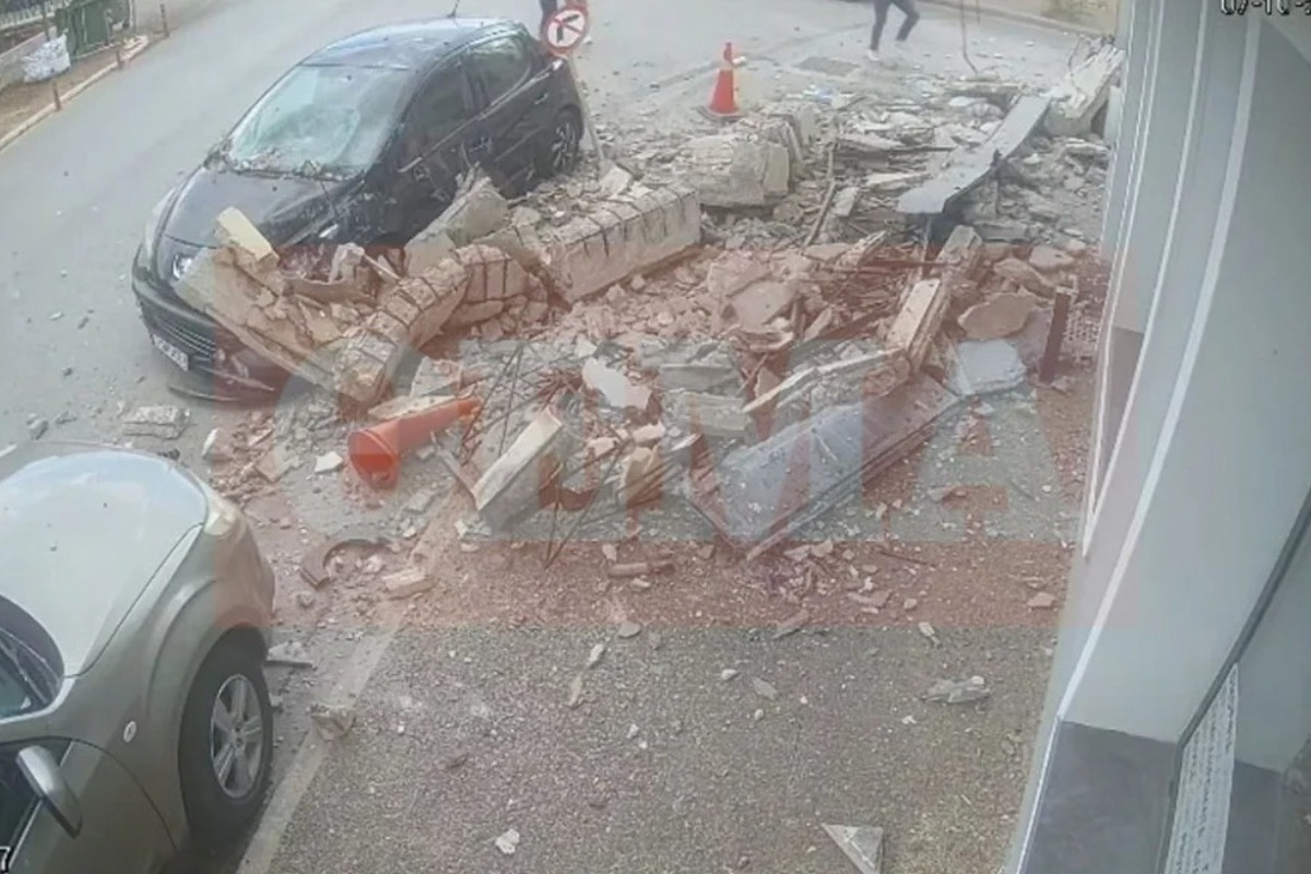 Δείτε βίντεο: Η στιγμή που καταρρέει το μπαλκόνι στο Λαύριο, τα συντρίμμια πέφτουν δίπλα σε περαστική