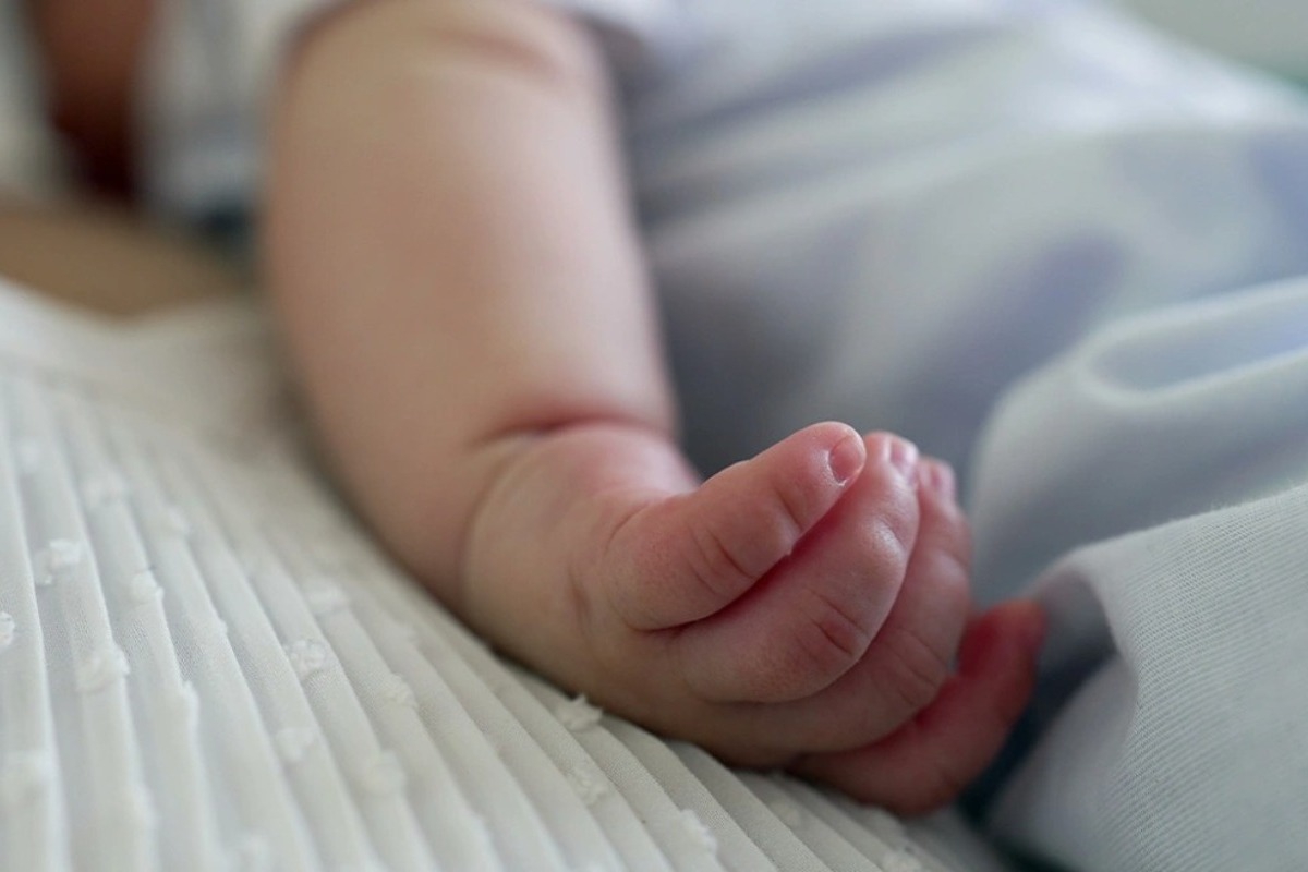 Σερβιτόρα στη Μυτιλήνη έριξε καυτό τσάι σε βρέφος ‑ Μεταφέρθηκε με αεροδιακομιδή στην Αθήνα