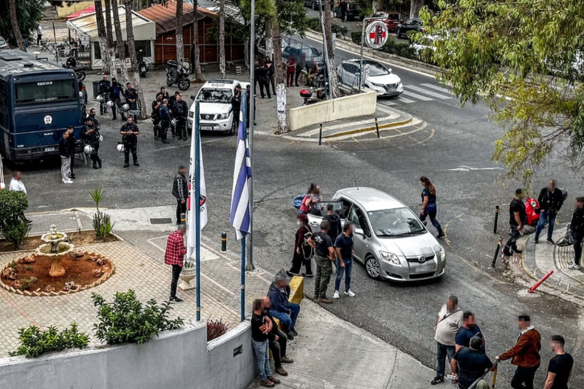 Σκηνές οδύνης στο Βενιζέλειο νοσοκομείο, συγγενείς θρηνούν τους ανθρώπους τους από τη βεντέτα - Η κατάσταση παραμένει ιδιαίτερα τεταμένη, καθώς συγγενείς και κάτοικοι του χωριού έχουν συγκεντρωθεί έξω από το νοσοκομείο, περιμένοντας νέα για τους