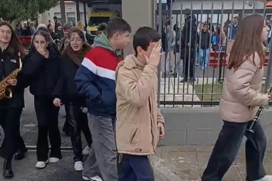 Αμύνταιο: Μαθητές αποχώρησαν χωρίς να πουν τα κάλαντα στον Γεωργιάδη ‑ Θερμά χειροκροτήματα από τους διαδηλωτές