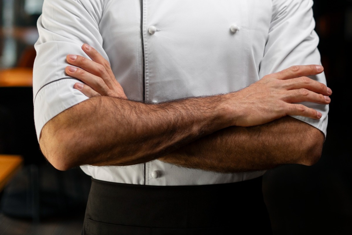 Συνελήφθη τηλεοπτικός σεφ για χρέη 350.000 ευρώ προς το Δημόσιο