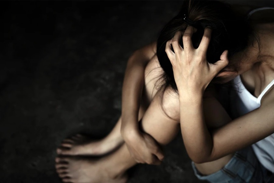 Φρίκη στο Μενίδι: 14χρονη πήγε σε αστυνομικό τμήμα με νεκρό βρέφος σε σακούλα - Τη χτύπησε άσχημα η μητέρα της και απέβαλε