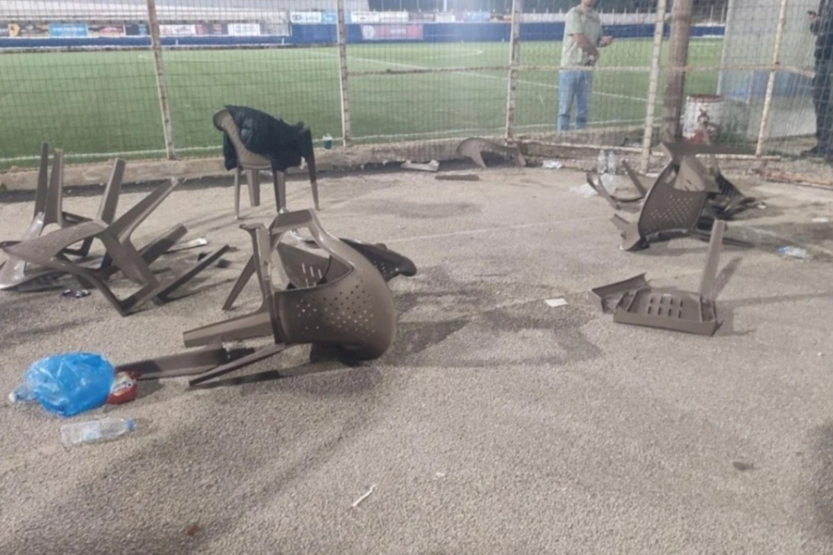 Φίλαθλος υπέστη έμφραγμα στην προσπάθεια να σώσει το παιδί του σε επεισόδια τοπικού αγώνα στην Πάτρα - Οι διαιτητές αποφάσισαν οριστική διακοπή του αγώνα, καθώς οι συμπλοκές στην εξέδρα προκάλεσαν τον τραυματισμό τριών ατόμων