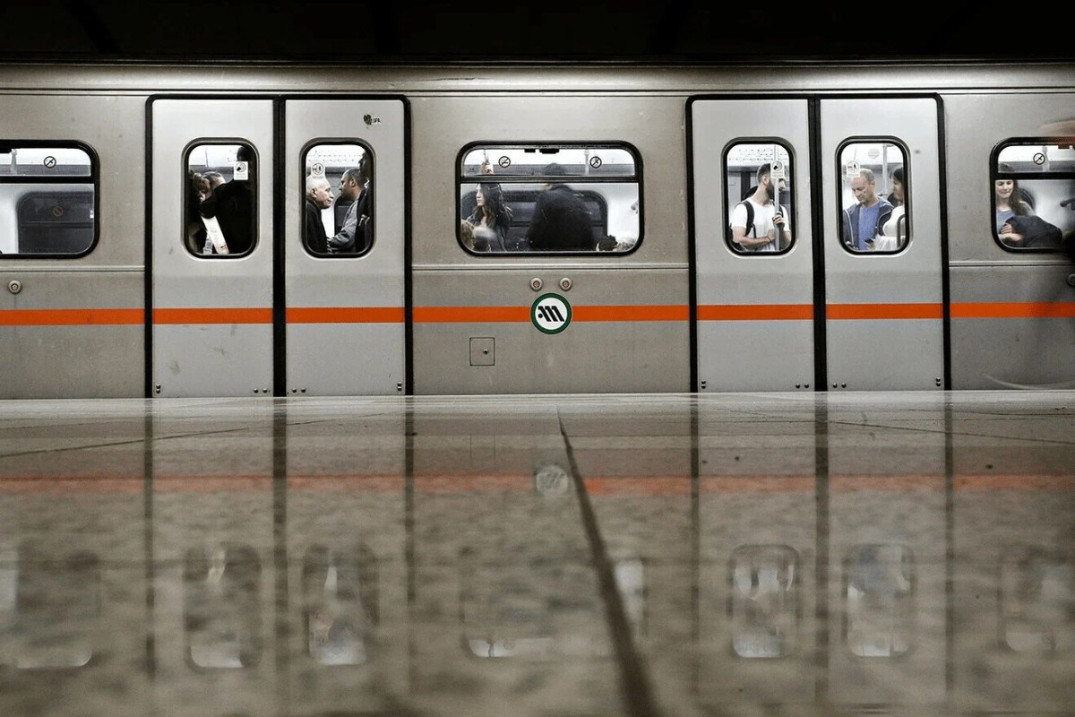 Χριστούγεννα 2025: Τα δρομολόγια των ΜΜΜ στην Αθήνα - Πώς θα κινηθούν μετρό, ΗΣΑΠ, τραμ και λεωφορεία