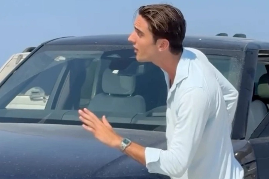 Έκανε φάρσα σε ανυποψίαστο Έλληνα οδηγό για το πάρκινγκ: Του είπε ότι είναι φίλος του Μητσοτάκη