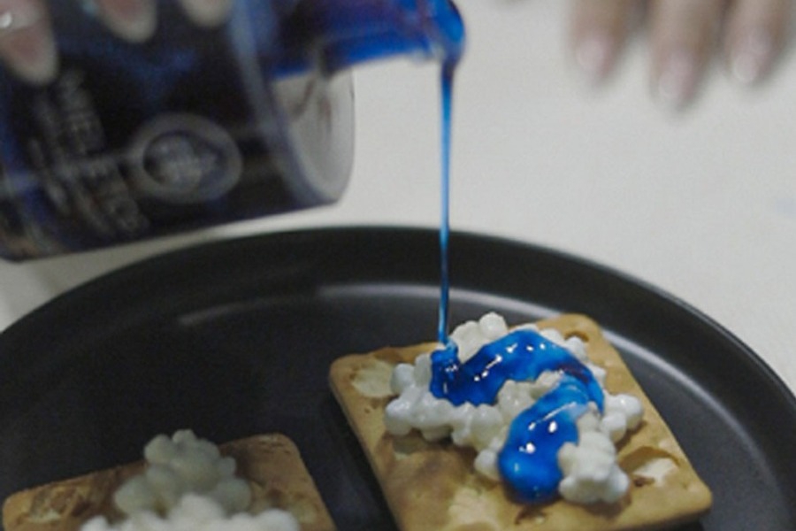 Το ελληνικό τρικ που έκανε το μέλι μπλε και τους τουρίστες να τρελαίνονται