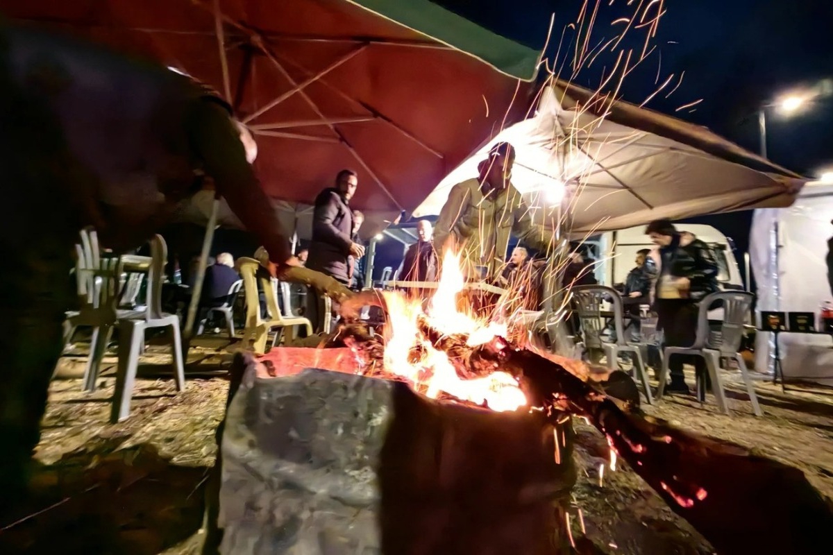 Εορταστικό τραπέζι στα μπλόκα έστησαν οι αγρότες το βράδυ των Χριστουγέννων – Φαγητό, μουσική και μήνυμα συνέχισης του αγώνα