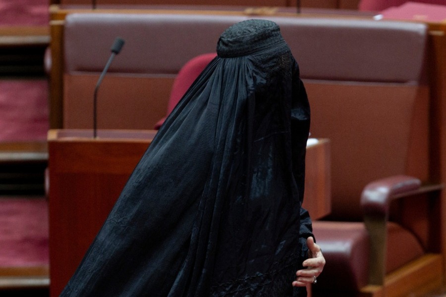 Αυστραλία: Ακροδεξιά γερουσιαστής εμφανίστηκε με μπούρκα ζητώντας την απαγόρευσή της